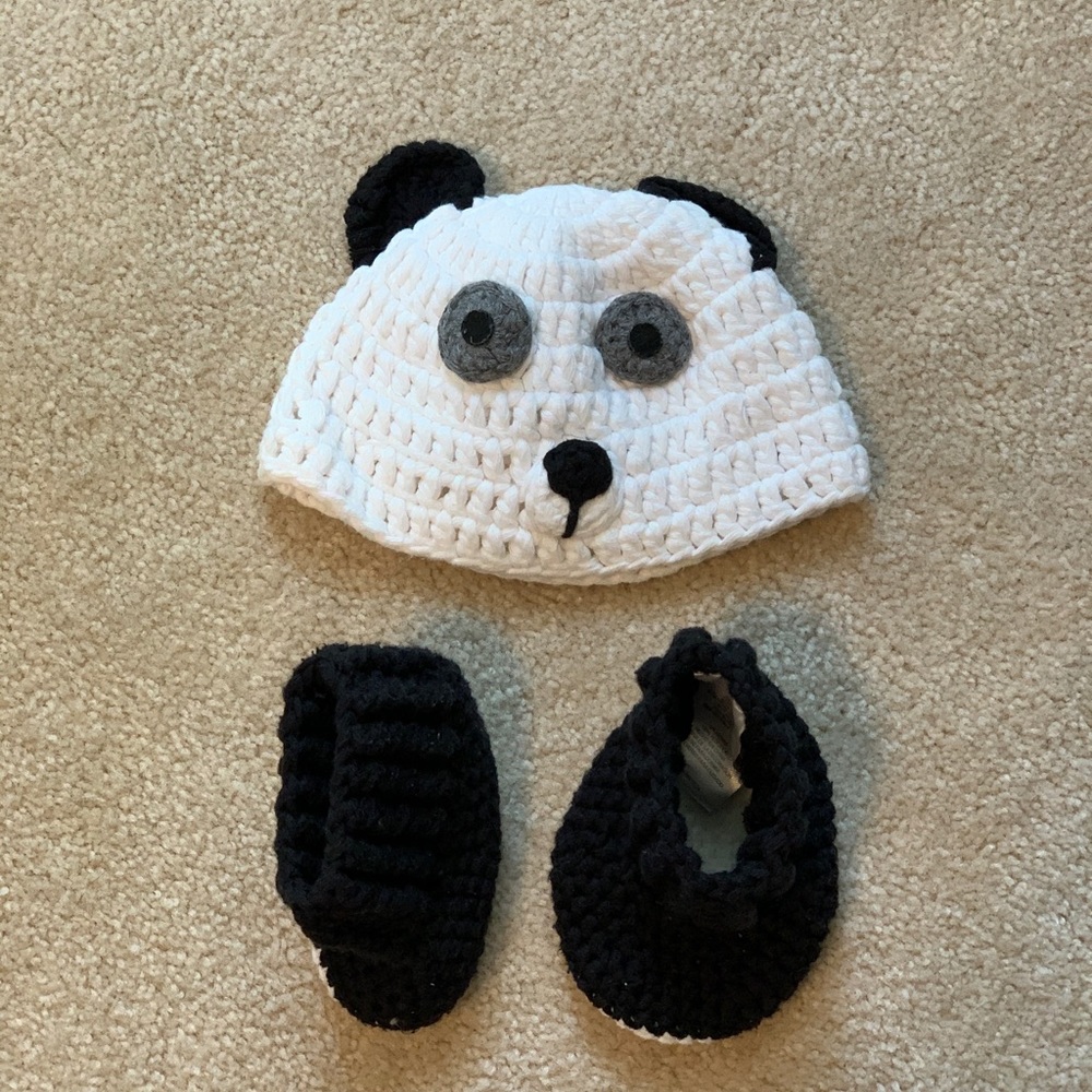 🌲Adorable Panda hat with matching booties!